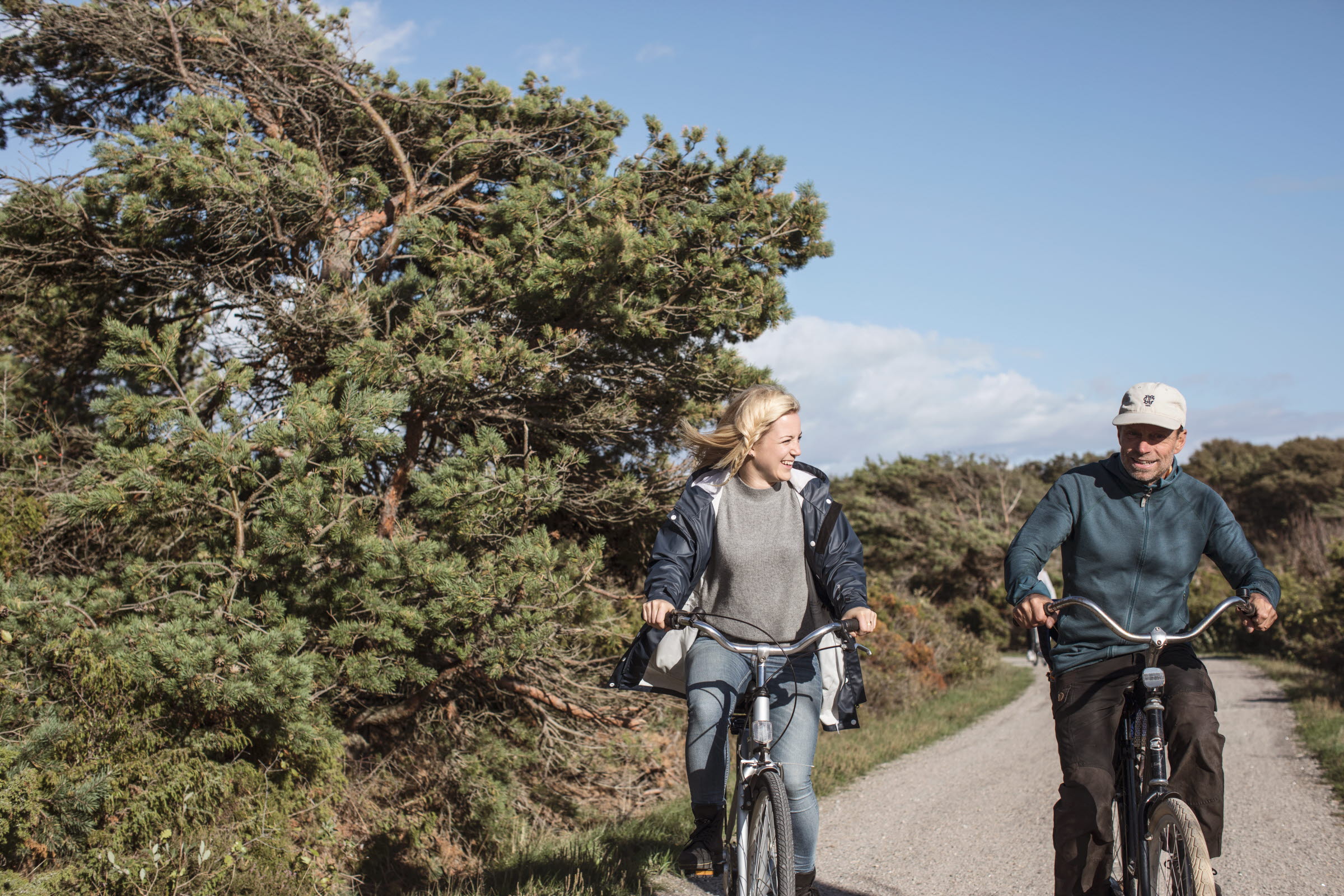 två cyklar på en grusad väg